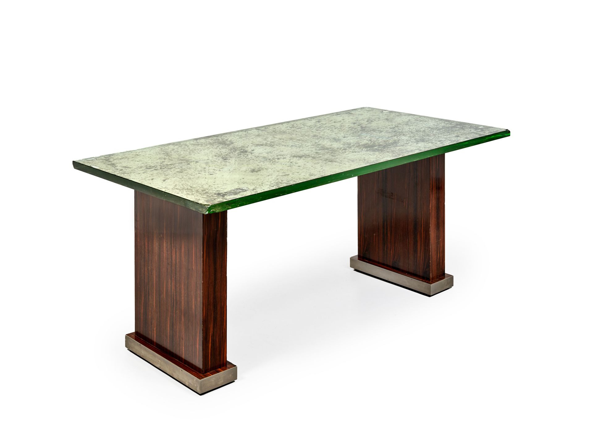 Jacques ADNET (1900-1984) 现代主义餐桌，采用异国情调的木质贴面，厚厚的玻璃桌面放置在两根笔直的实心立柱上，并饰有镀镍金属带。
约 19&hellip;