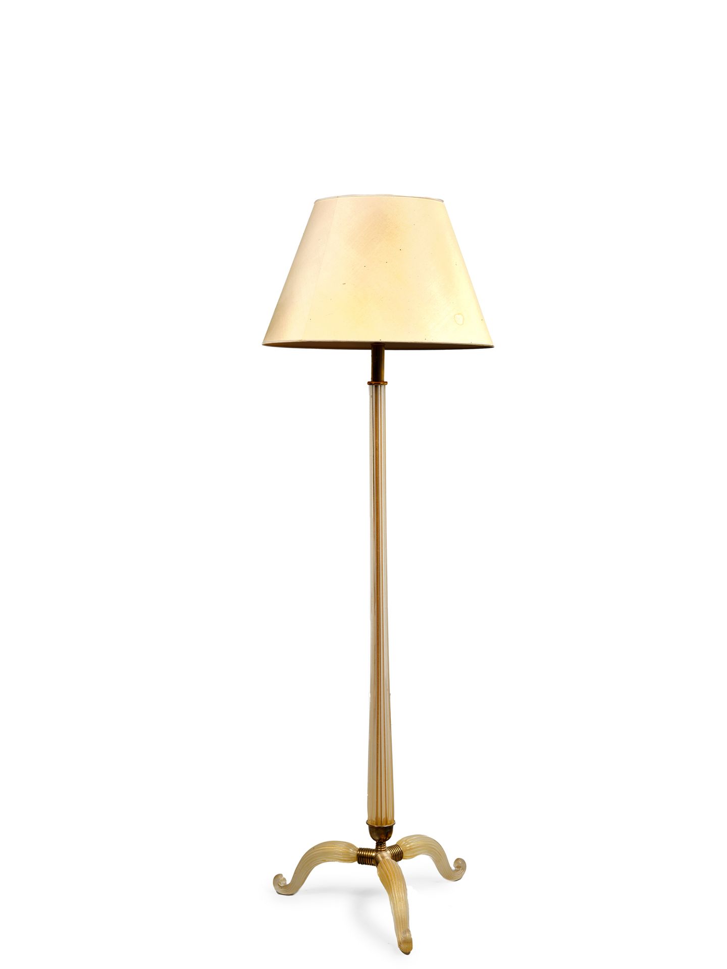 MAISON VERONESE 吹制玻璃落地灯，内含金色薄片，圆锥形凹槽灯轴安放在卷曲的三脚架底座上。
约 1950-1960 年
高度：170 厘米