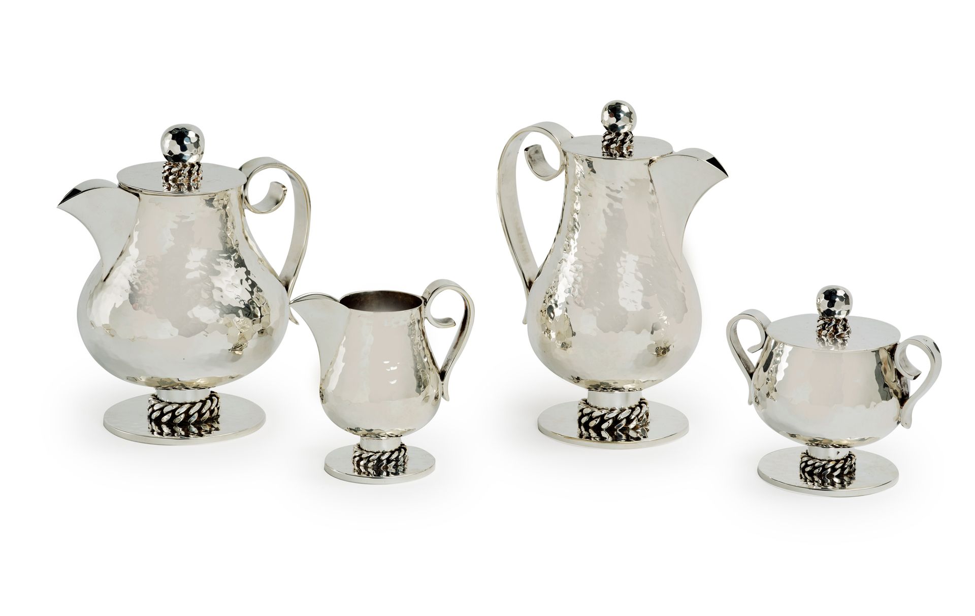 Jean DESPRES (1889-1980) 银色金属锤纹饰链服务，包括 ：
- 1 个茶壶，带活动盖
- 1 个咖啡壶，带活动盖
- 1 个带活动盖的糖罐&hellip;
