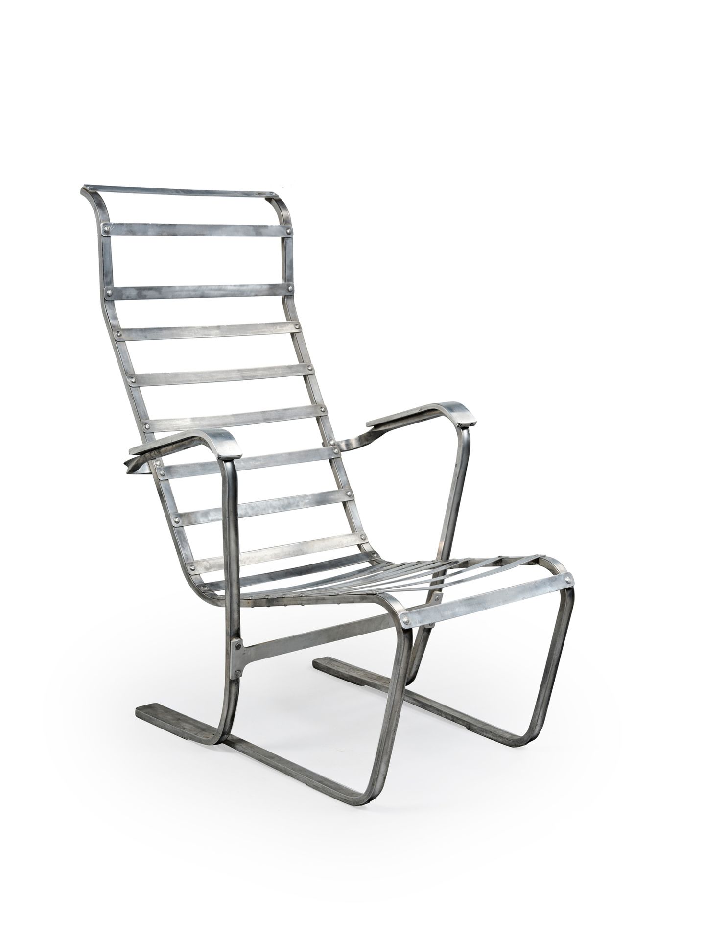Marcel BREUER (1902-1981) 罕见的现代主义贵妃椅，配有弧形钢架和铆接板条座椅和靠背。
带有出版商的小册子 "Meubles Stylcl&hellip;