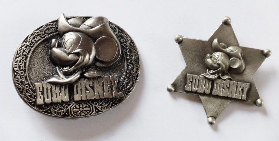 Lot de 2 articles Euro Disney Boucle de ceinture en métal (5,5 x 7 cm) et badge &hellip;