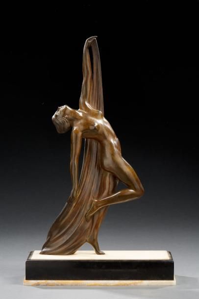 Paul PHILIPPE (1870-1930) Sculpture éclairante en bronze à patine brune figurant&hellip;