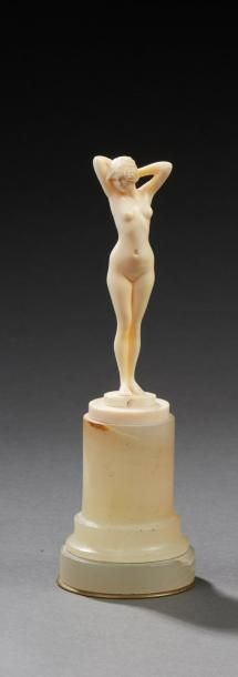 JOE DESCOMPS (1869-1950) 
* Sculpture en taille directe sur ivoire figurant une &hellip;