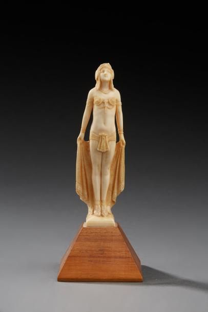 EUGENE BIDAU (1863-1909) 
* Sculpture en taille directe sur ivoire figurant Sara&hellip;