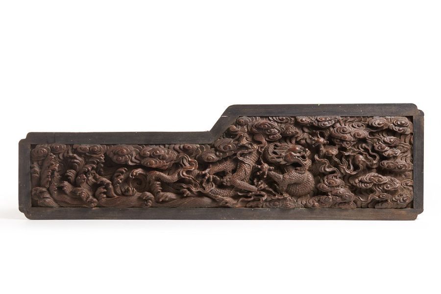 CHINE - XVIIIe siècle Deux panneaux en jizhimu sculpté de dragons pourchassant l&hellip;