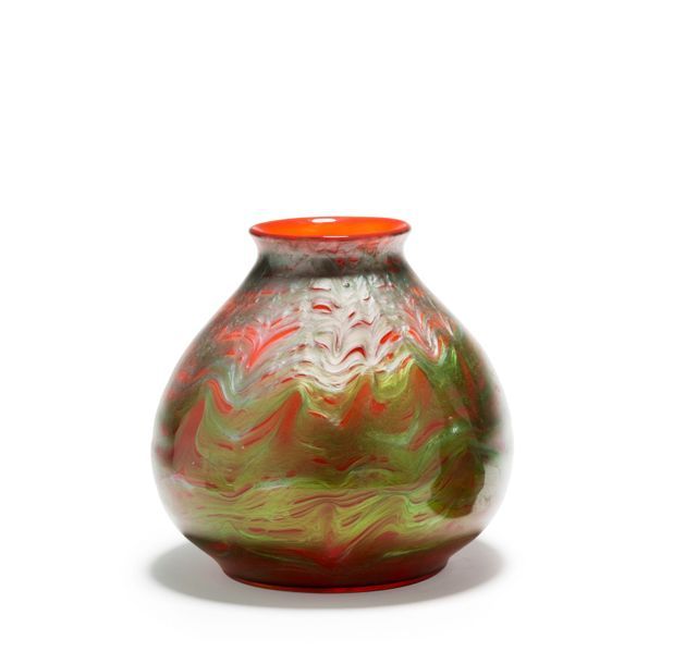 Johann LOETZ (1880-1940) Vase boule en verre à reflets irisés en polychromie et &hellip;