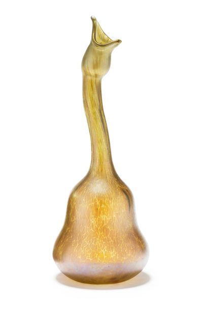 Johann LOETZ (1880-1940) Vase modèle dit «Goose neck» de forme pincée en verre s&hellip;
