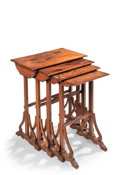 Émile GALLÉ (1846-1904) Suite de quatre tables gigognes en hêtre à décor pinsons&hellip;