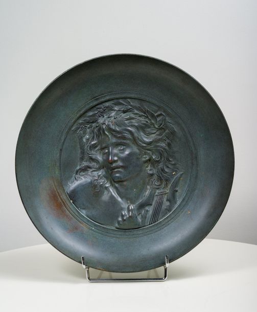 LUCIEN COUDRAY (1864-1932) Plat en laiton patiné à décor historique en relief fi&hellip;