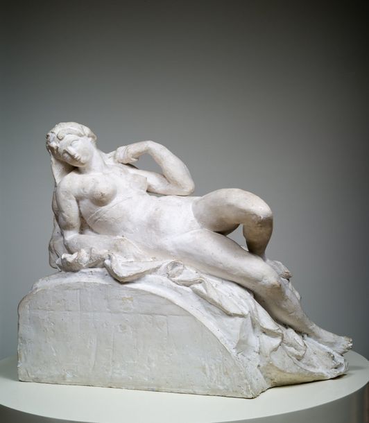 BOULOGNE, XXe siècle Sculpture en plâtre figurant une femme nue allongée. Signée&hellip;