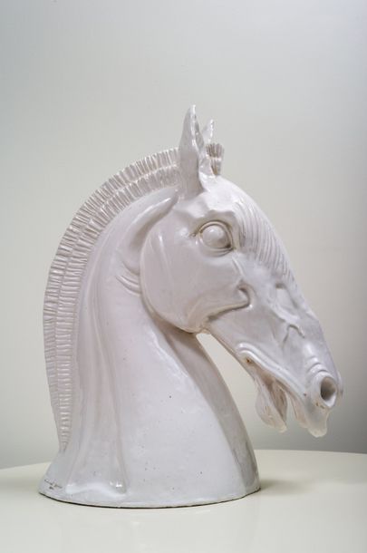 VINCENT GARNIER, XXe siècle Tête de cheval en céramique émaillée blanche. Signée&hellip;