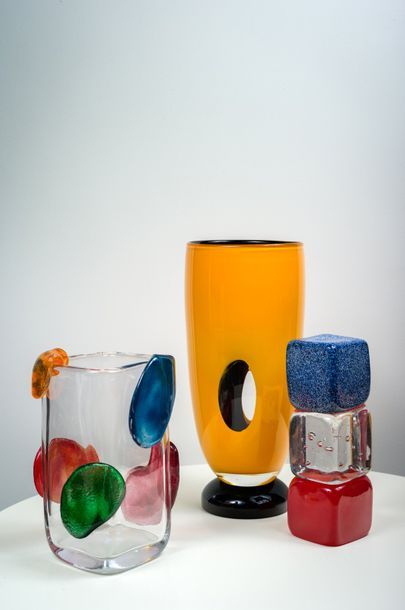 TRAVAIL ITALIEN, XXe siècle Ensemble de deux vases et une sculpture en verre pol&hellip;