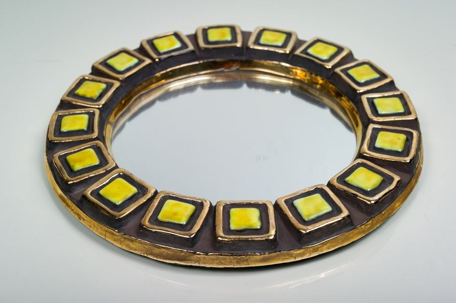 FRANCOIS LEMBO, XXe siècle Petit miroir circulaire en céramique émaillée polychr&hellip;