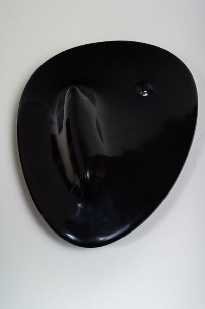 TRAVAIL MODERNE Paire d'appliques en céramique émaillée noire figurant des visag&hellip;