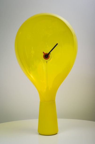 TRAVAIL MODERNE Pendule en verre et métal coloré jaune (éclat interne)
H: 50 cm