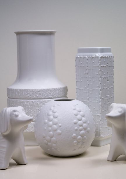 Travail allemand Ensemble de trois vases en biscuit blanc et en porcelaine Signé&hellip;