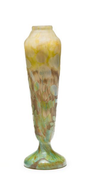 DAUM Nancy Vase balustre en verre multicouche à décor dégagé à l'acide de monnai&hellip;