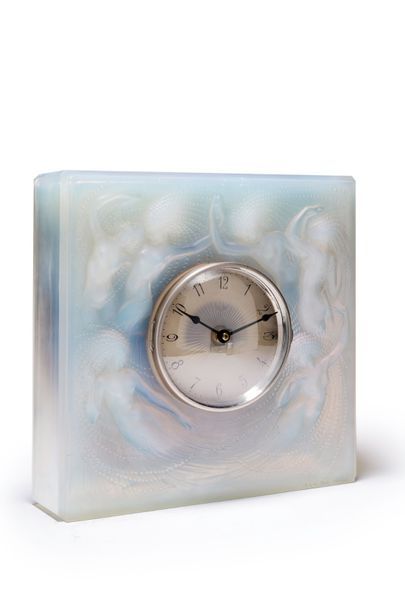 RENE LALIQUE (1860-1945) Pendule «Sirènes» en verre satiné opalescent
Cadran ron&hellip;