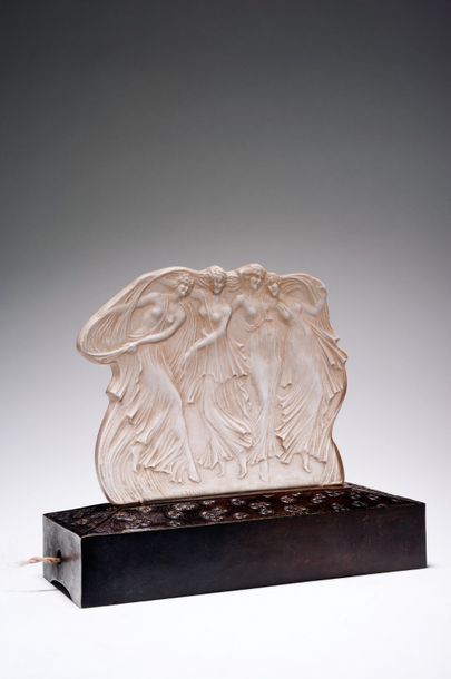 RENE LALIQUE (1860-1945) Veilleuse éclairante «quatre danseuses» en verre blanc &hellip;