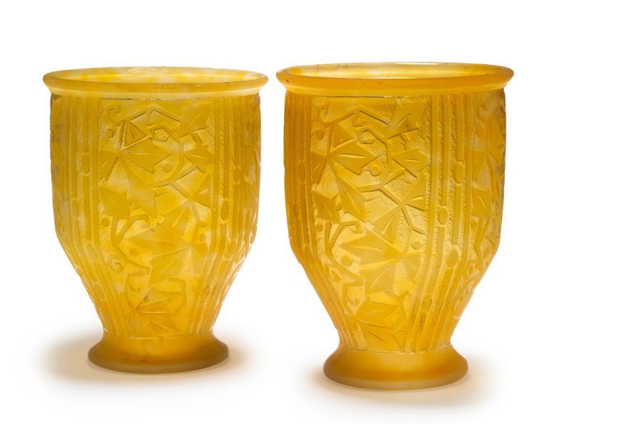 DAUM NANCY FRANCE Suite de deux vases en verre épais teinté orange à décor géomé&hellip;