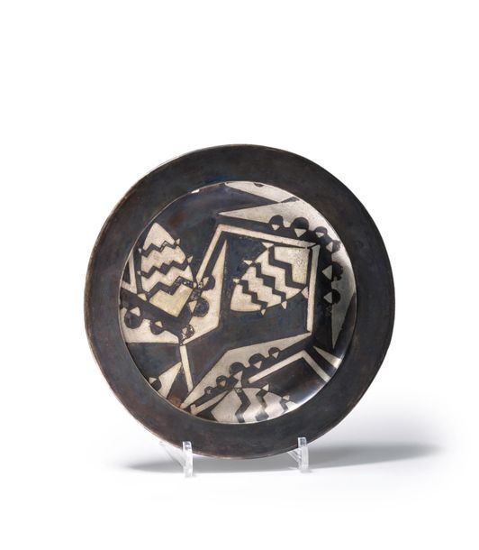 FERNAND GRANGE (XXème) Coupe circulaire en dinanderie martelée à décor géométriq&hellip;