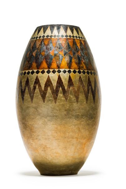 Claudius LINOSSIER (1893-1953) Rare vase en dinanderie martelée à décor géométri&hellip;
