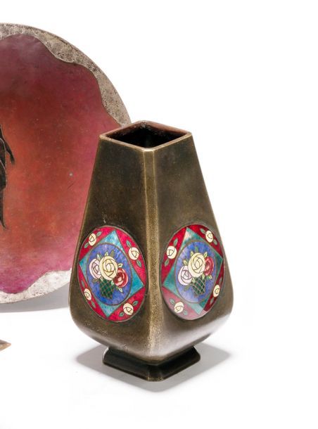 E.URBAIN (XXème) Vase en bronze à décor de médaillons en émaux translucides poly&hellip;
