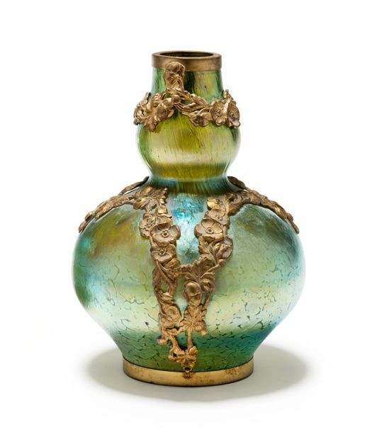 Johann LOETZ (1880-1940) Petit vase pansu en verre irisé vert nuancé bleu
Montur&hellip;
