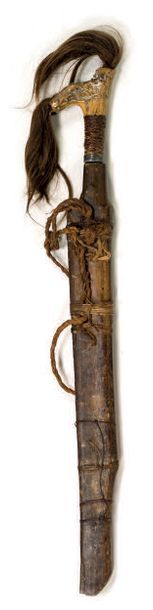 Null Sabre de Borneo
Poignée en os sculpté et garni d'un tressage orné de cheveu&hellip;