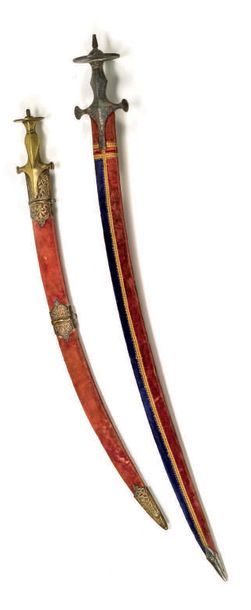 Null Deux sabres indo-persans dit Talwars:
a) Poignée en bronze, lame courbe, fo&hellip;