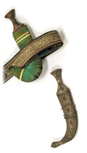 Null Deux poignards Djambya du Golf Persique:
a) Poignée et fourreau en métal bl&hellip;