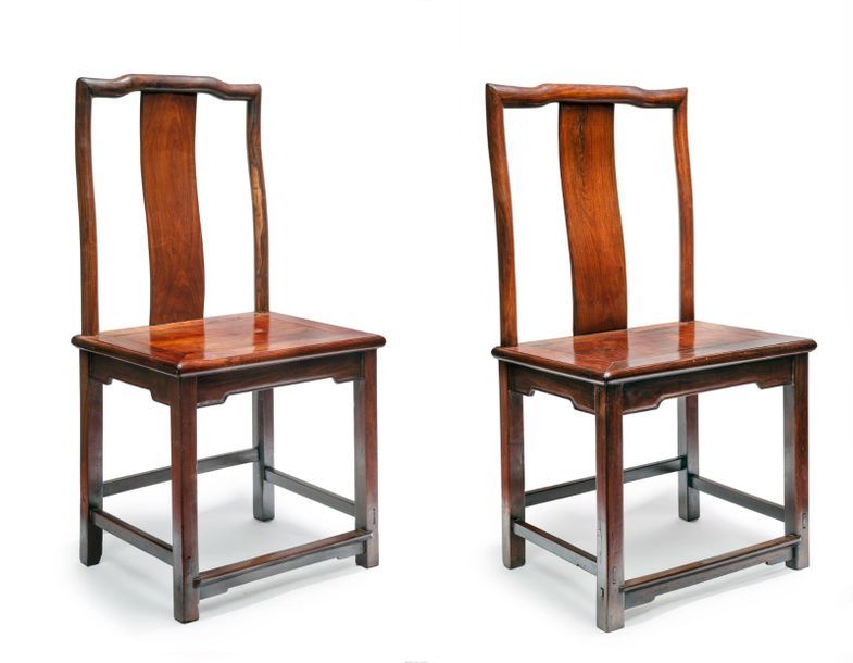CHINE - Vers 1900 Quatre fauteuils en bois, le dossier droit.
(L'un raccourci, p&hellip;