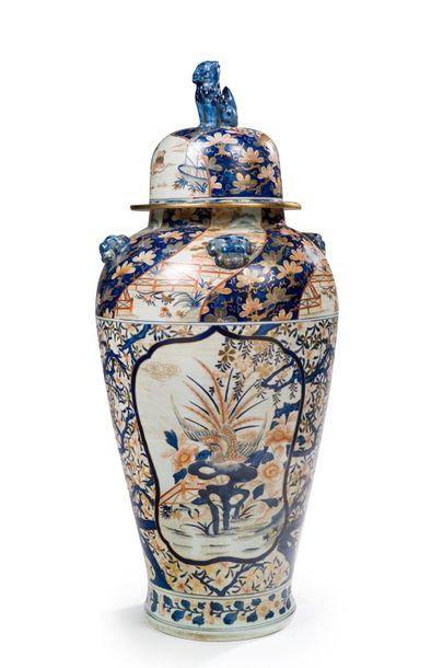 Null Importante potiche en porcelaine de forme balustre à décor Imari bleu, roug&hellip;