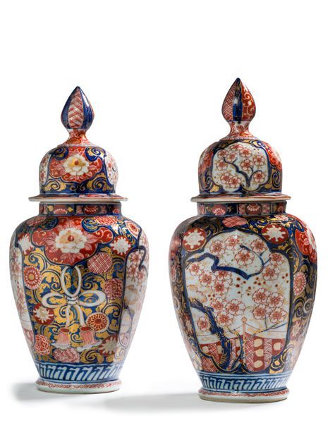 JAPON, Imari - Époque MEIJI (1868 - 1912) Paire de potiches couvertes en porcela&hellip;