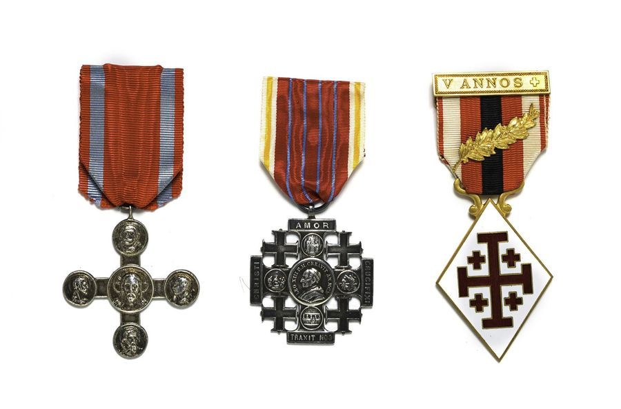 VATICAN Ensemble de trois médailles, comprenant:
- Une croix de Latran en métal &hellip;