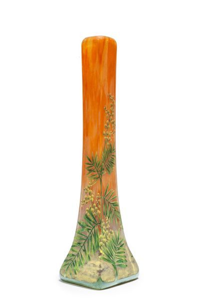 DAUM Nancy Vase soliflore en verre doublé à décor dégagé à l'acide de motifs flo&hellip;