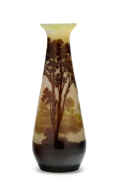 ÉTABLISSEMENTS GALLÉ Vase piriforme en verre doublé à décor dégagé à l'acide d'u&hellip;