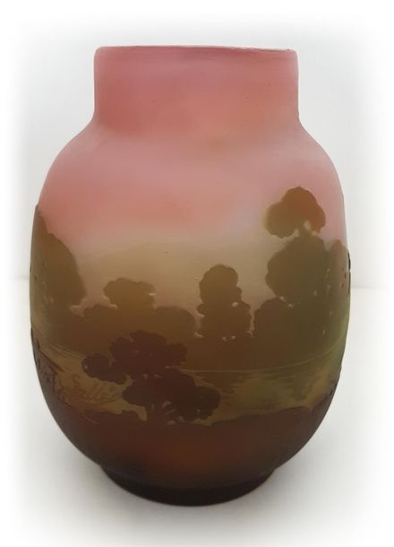 ÉTABLISSEMENTS GALLÉ Vase en verre doublé à décor dégagé à l'acide d'un paysage &hellip;