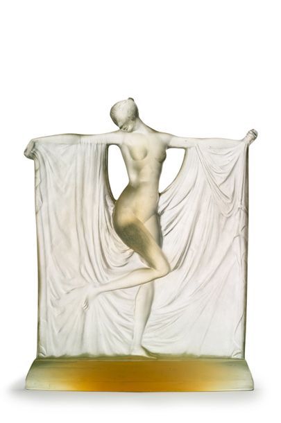 RENE LALIQUE (1860-1945) «Suzanne» dite aussi «Suzanne premier modèle»
Statuette&hellip;
