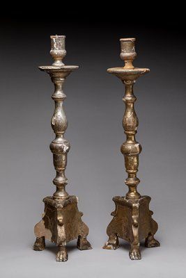 Null Pair of carved and gilded wood pikes, turned baluster shaft, tripod base. 1&hellip;