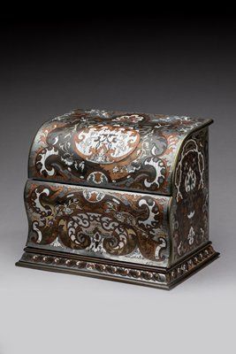 Null 在一个漂亮的盒子里，有一个弧形的盖子，用铜、锡、珍珠母、象牙和紫檀木的镶嵌工艺，一个雪茄柜？19世纪晚期
(裂缝、事故和缺失的部件)
高度：21 - &hellip;