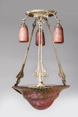 Null 路易斯-马约雷尔（1859-1926）和达姆-南希
异常的悬挂，有四个灯；一个大的中央碗和三个郁金香从盖子上掉下来。
带有丰富的风格化花卉图案的鎏金青&hellip;