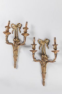 Null 一对带凹槽和镀金的青铜壁炉，两只灯臂上装饰着结、花、叶、刺桐和涡旋。路易十六时期
高度：45厘米