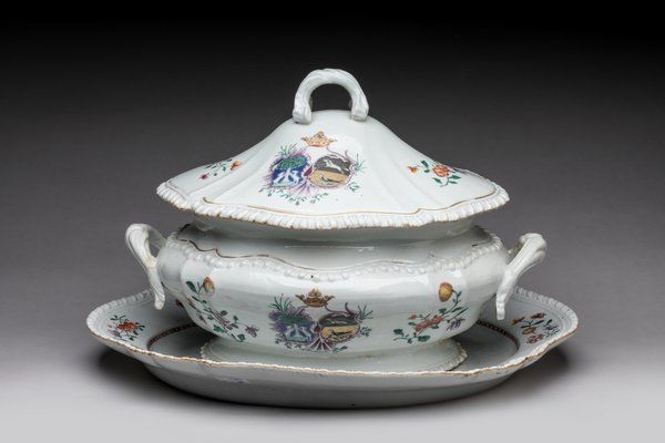 Null Soup tureen and its display in porcelain Compagnie des Indes, armorial deco&hellip;