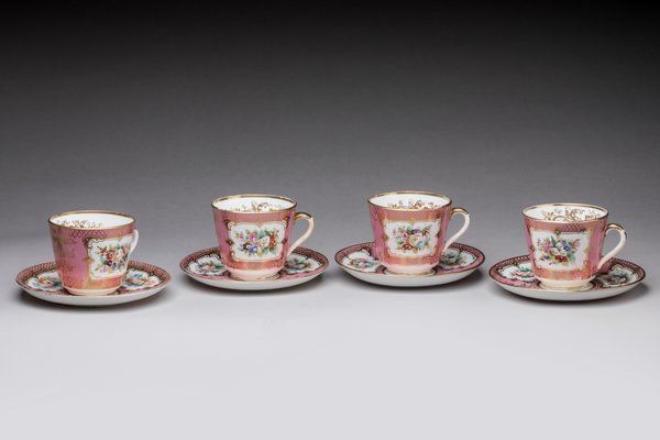Null 4 porcelain cups and saucers with polychrome decoration in reserves of flow&hellip;