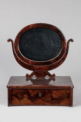 Null 桃花心木和单板桌吧，有一个椭圆形的可旋转镜子。它在前面打开了1个抽屉。19世纪
(小事故)
高 : 50 - 长 : 42 - 深 : 31 cm