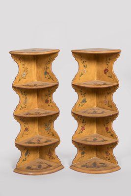 Coppia di mensole angolari in legno con decorazione cine…