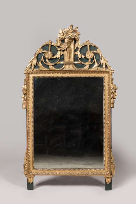Null Miroir dans un encadrement en bois sculpté et doré et laqué à décor au fron&hellip;