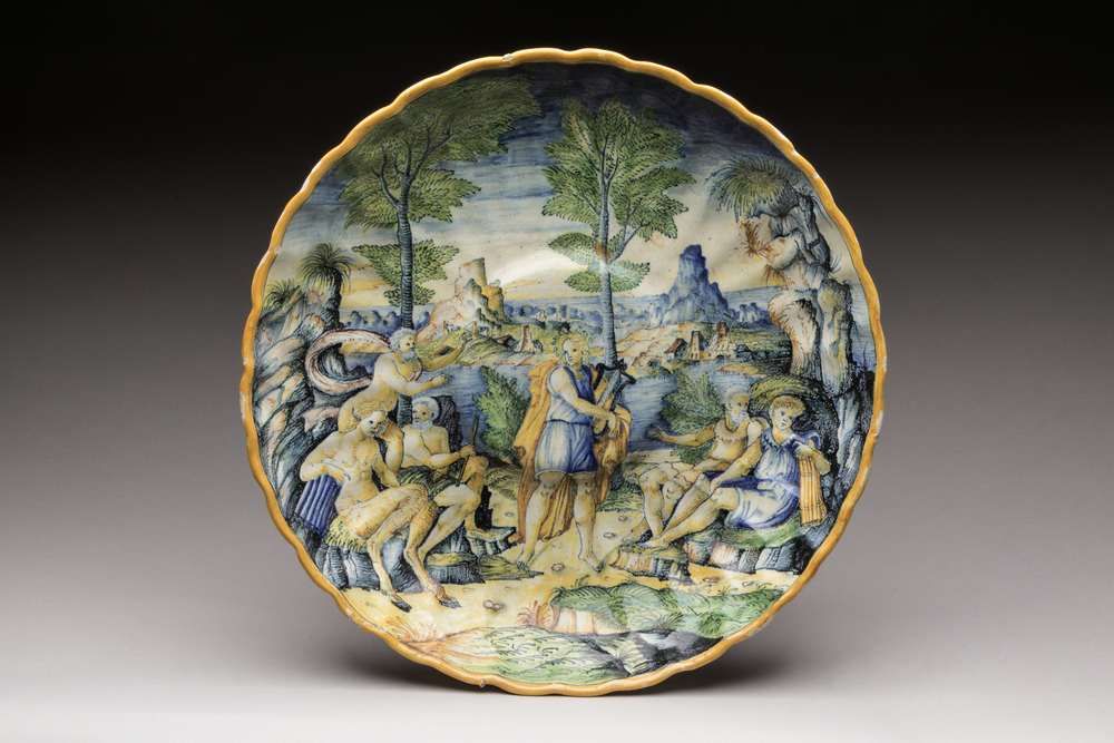Null 乌尔比诺(?)、
陶器杯，装饰着风景背景上的人物和神兽
直径29厘米，高8厘米，至底的事故