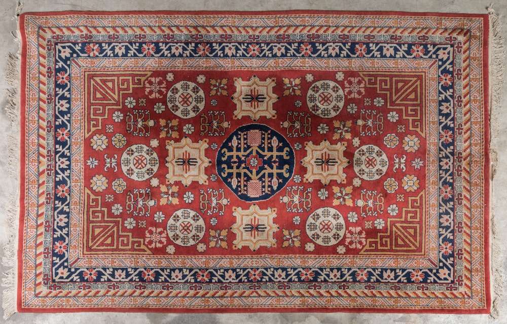 Null 新疆地毯（棉质经线和纬线，羊毛绒），中国，20世纪下半叶
200 x 300 cm.

专家：Alexandre CHEVALIER